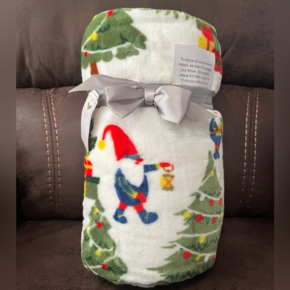 NWT Bundle of 2 Soft Throws - Life is Good and Kringle Express Christmas - Picture 7 of 10